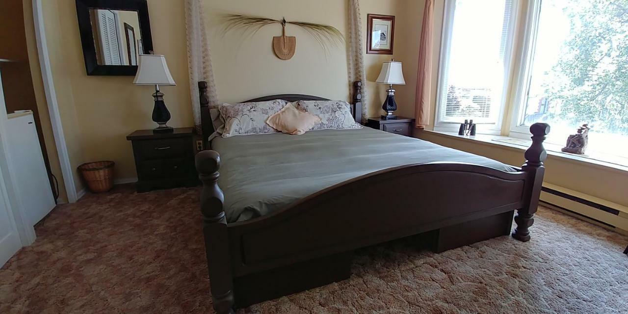 Hemingway's By The Sea 3* Esquimalt